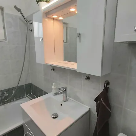 Midi Room, Free Parking, Terrace, Ac, Wifi 招待所 4*